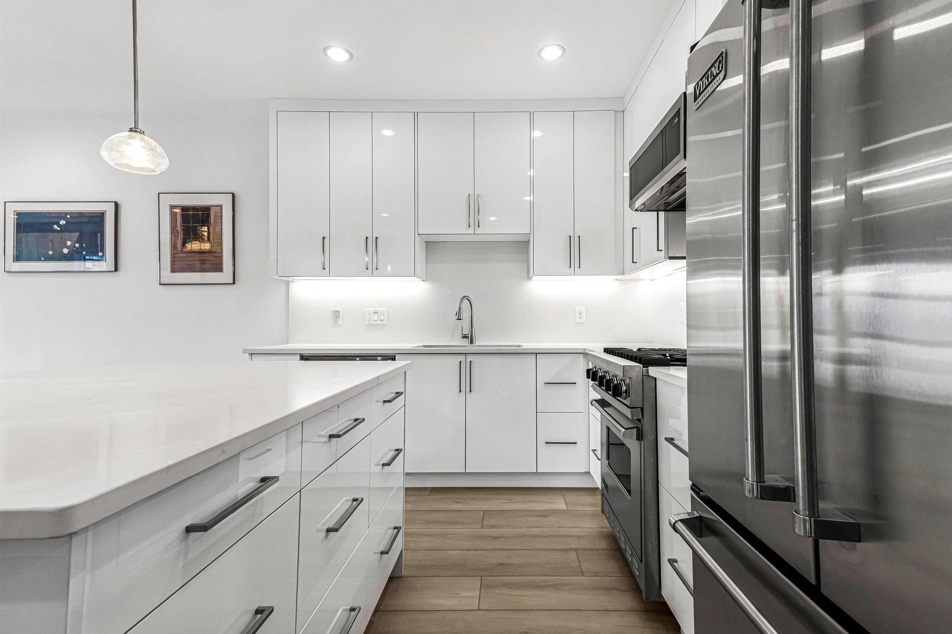 Listing image of 201 6688 ROYAL AVENUE
