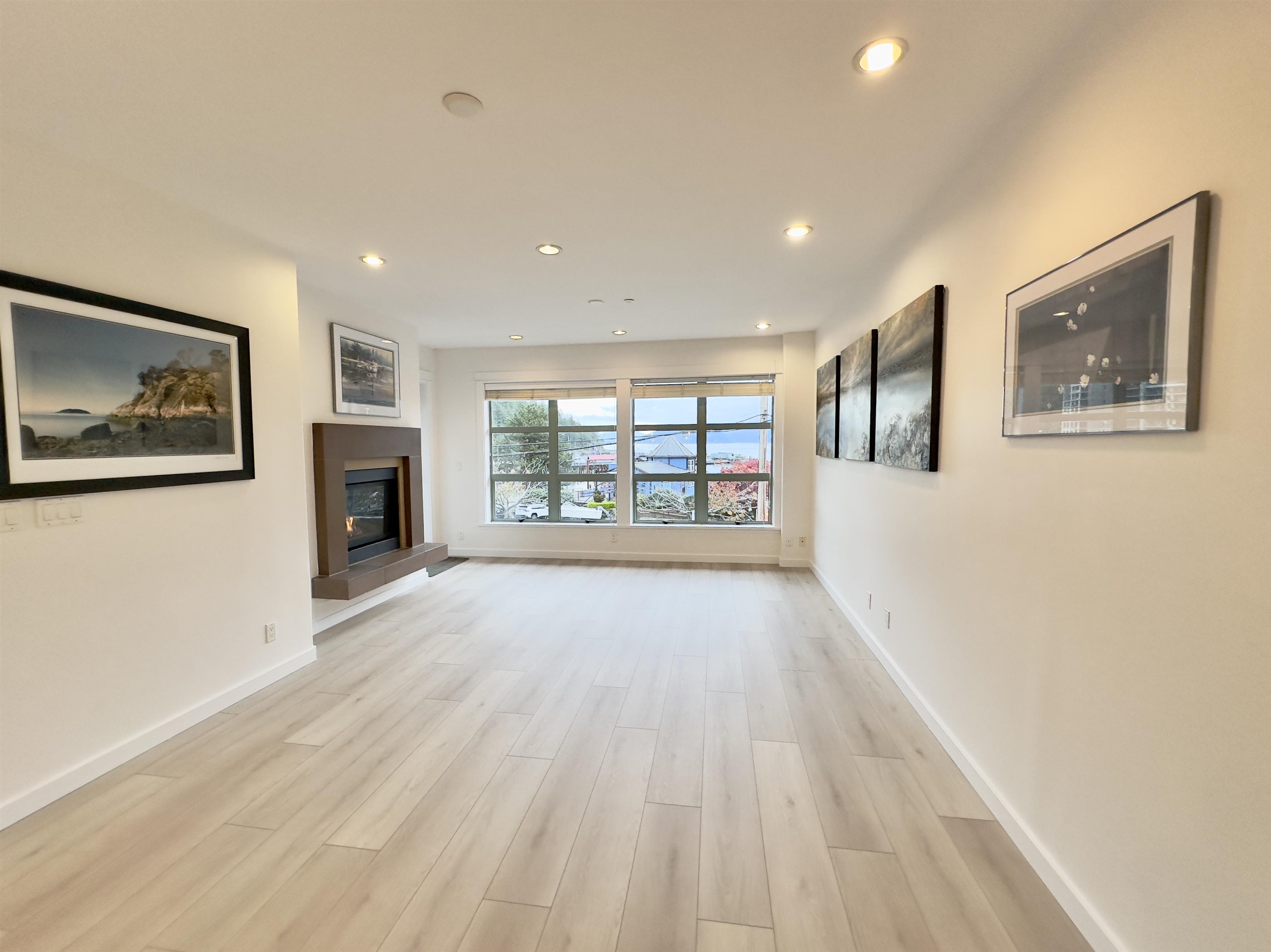 Listing image of 201 6688 ROYAL AVENUE