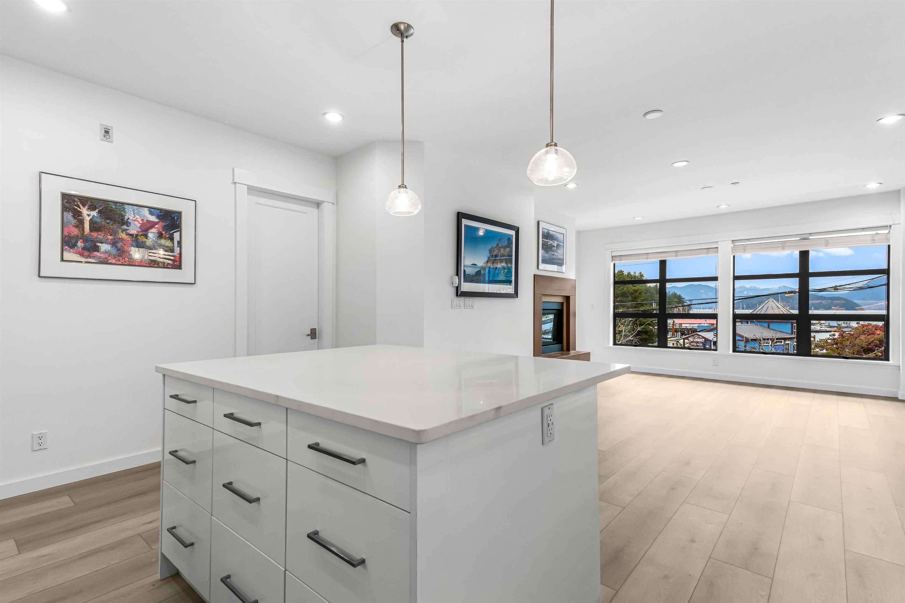 Listing image of 201 6688 ROYAL AVENUE