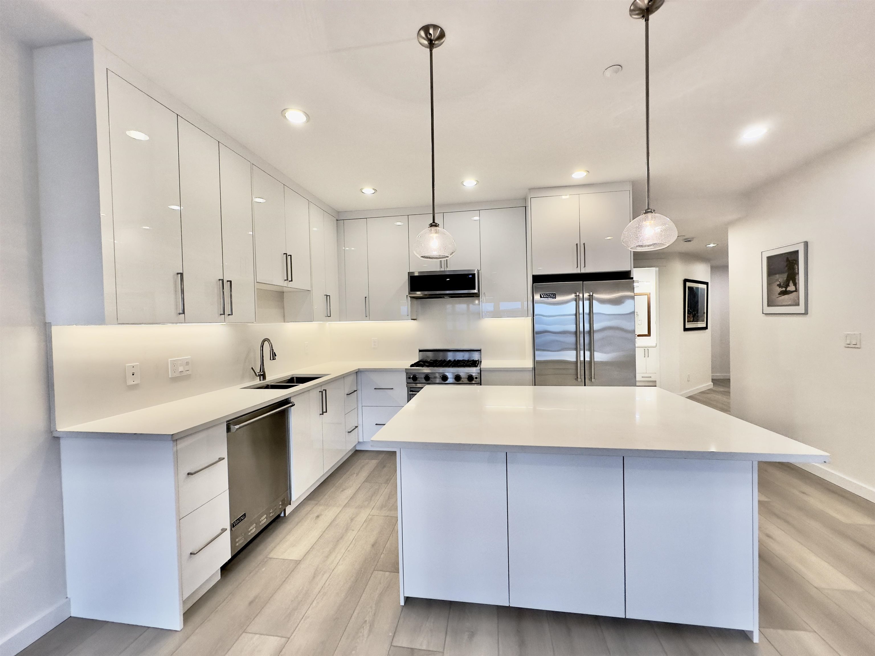 Listing image of 201 6688 ROYAL AVENUE