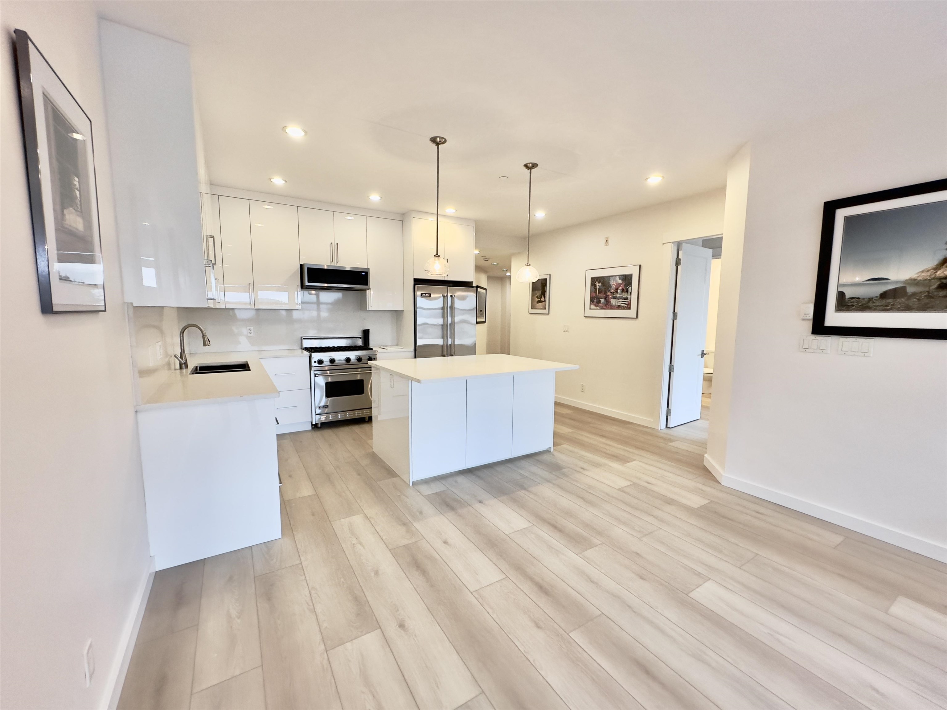 Listing image of 201 6688 ROYAL AVENUE