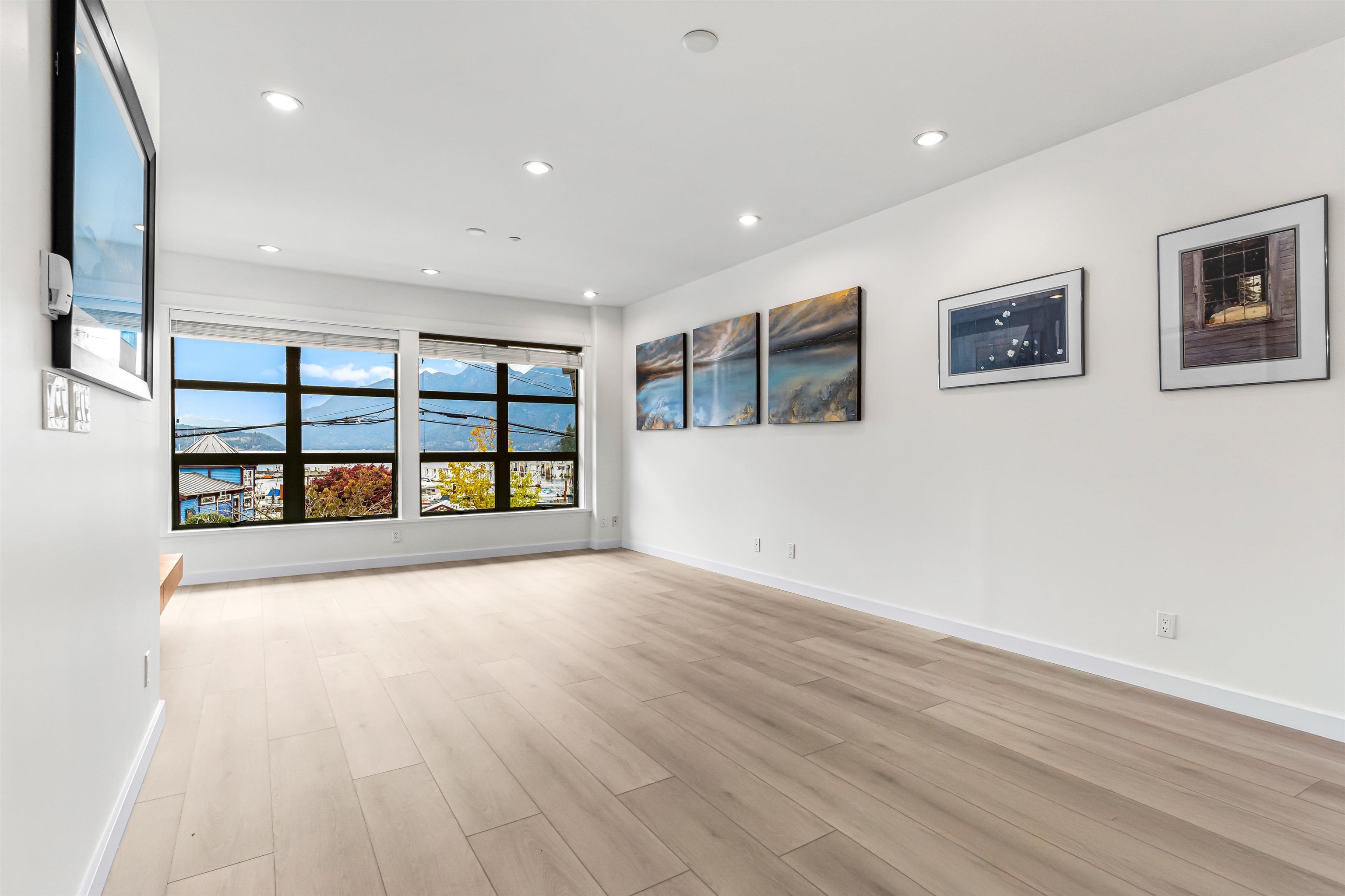 Listing image of 201 6688 ROYAL AVENUE