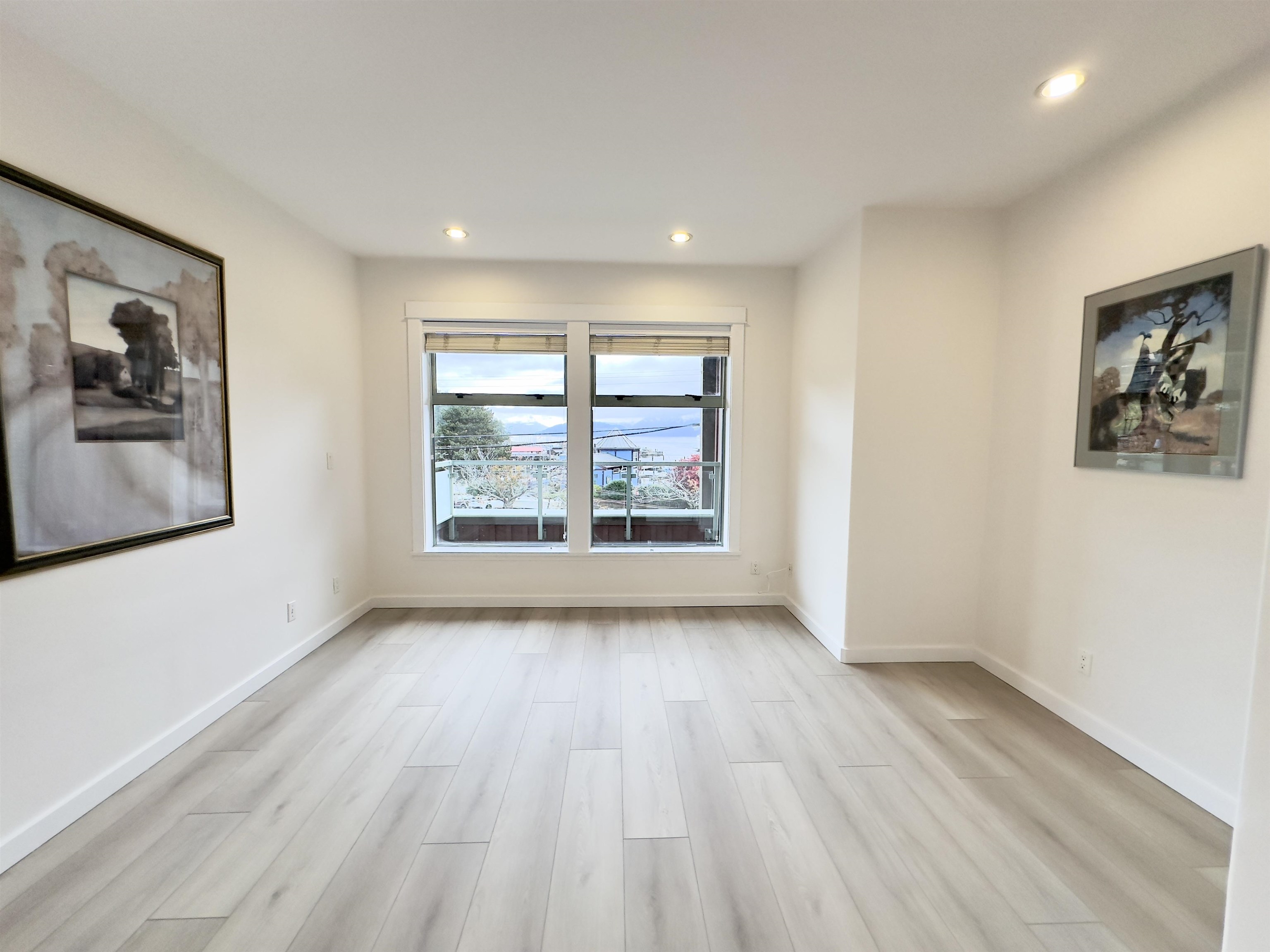 Listing image of 201 6688 ROYAL AVENUE
