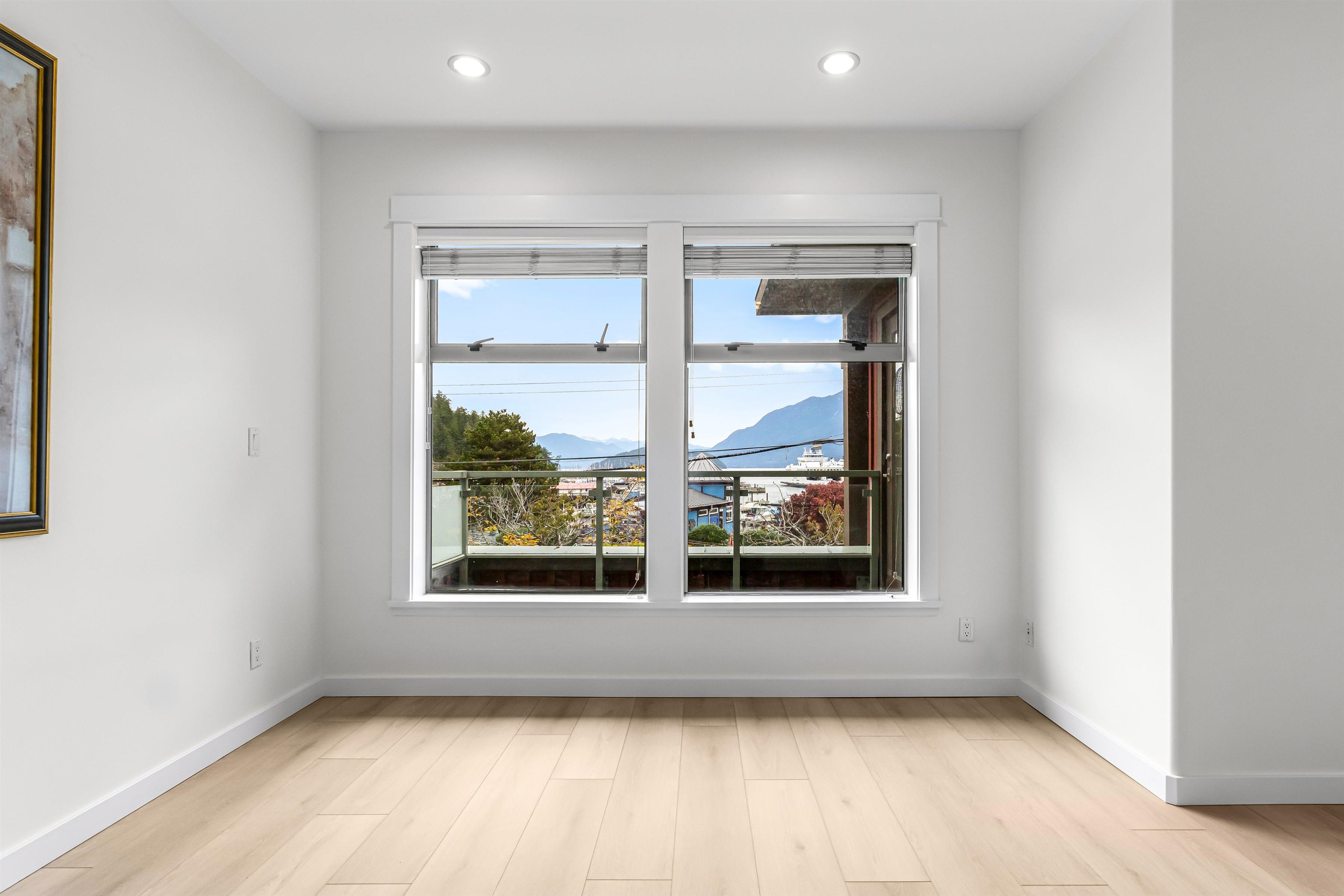 Listing image of 201 6688 ROYAL AVENUE