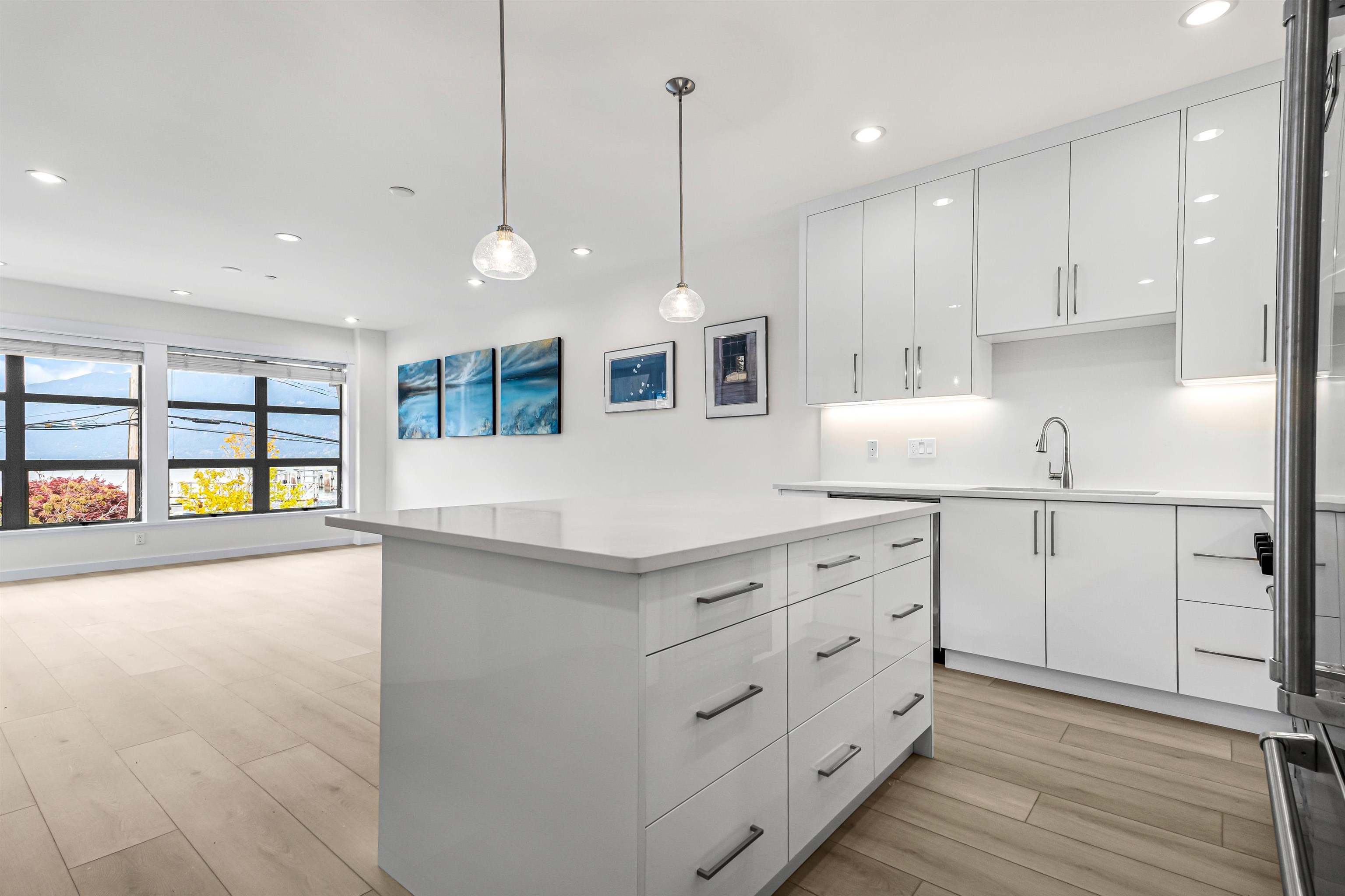 Listing image of 201 6688 ROYAL AVENUE