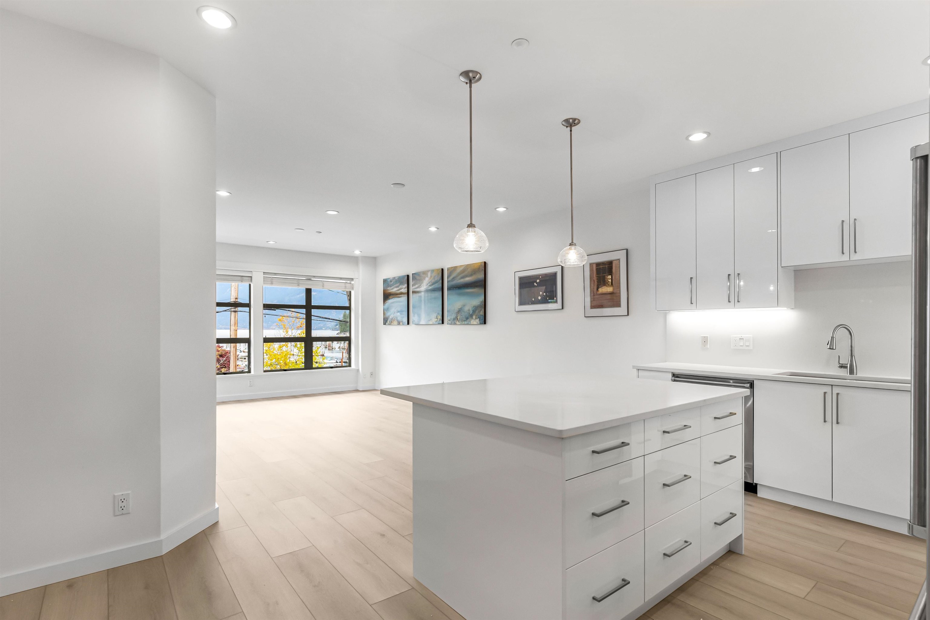 Listing image of 201 6688 ROYAL AVENUE