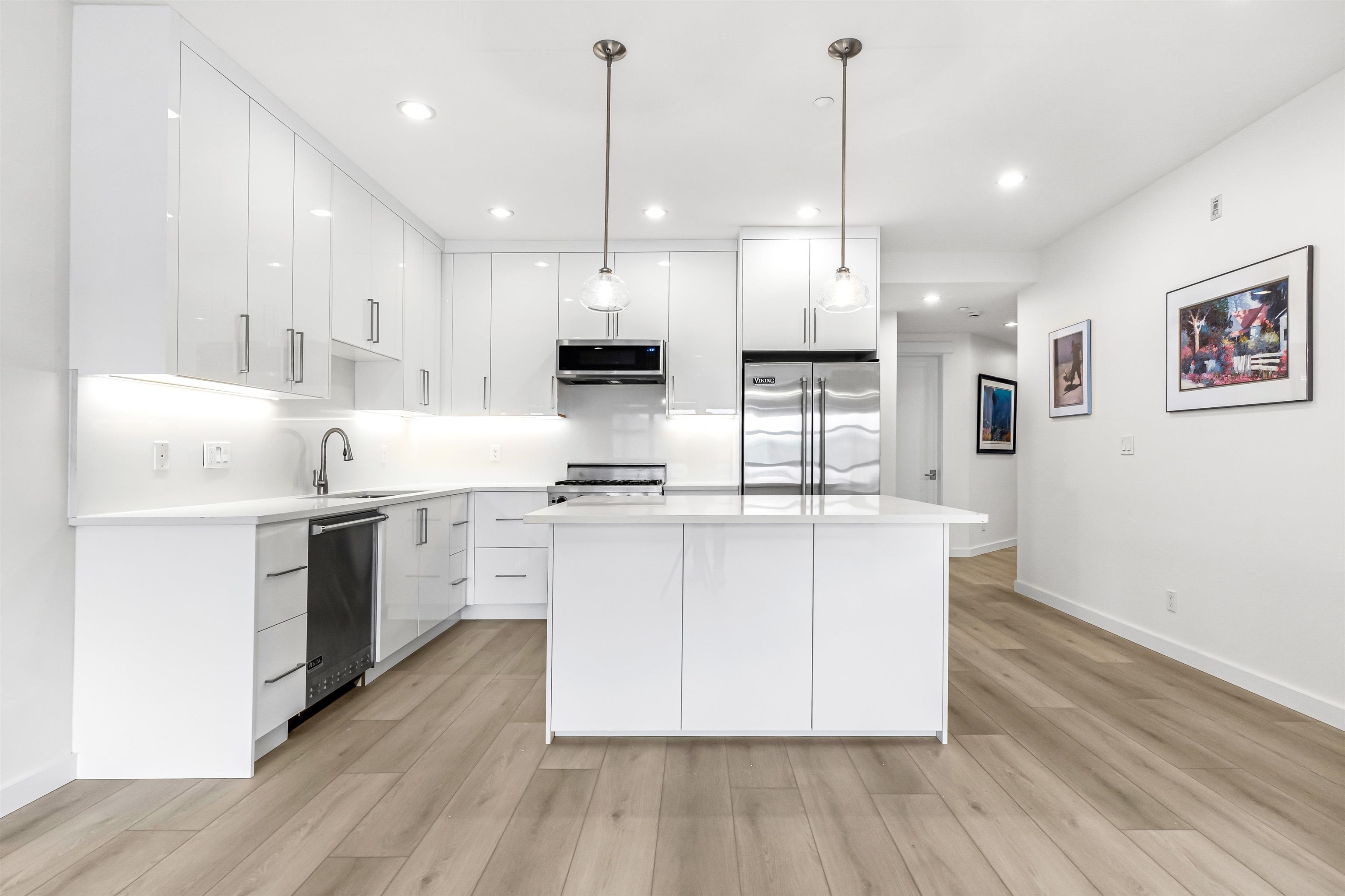 Listing image of 201 6688 ROYAL AVENUE