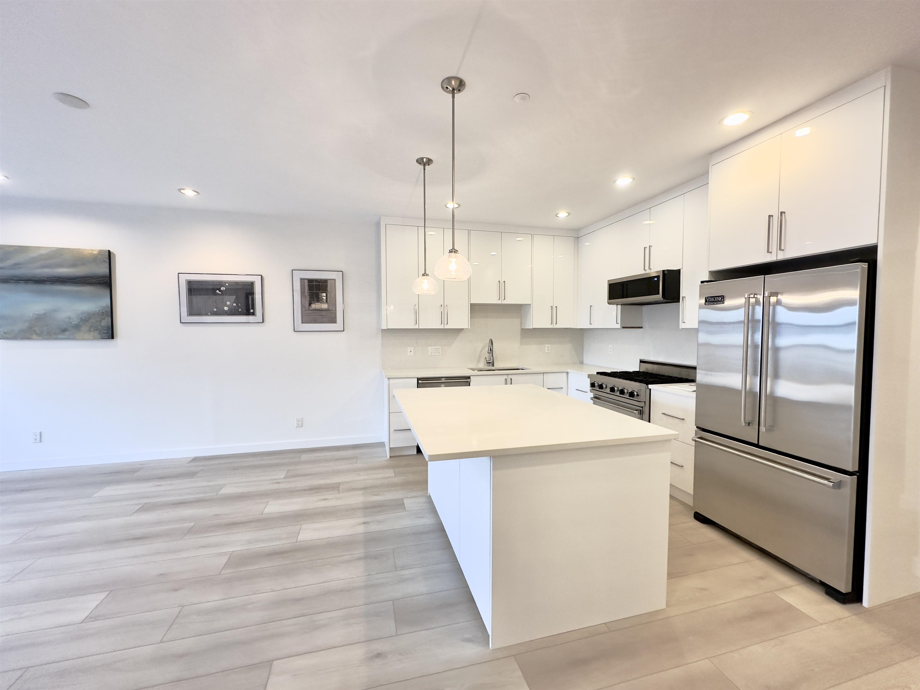 Listing image of 201 6688 ROYAL AVENUE