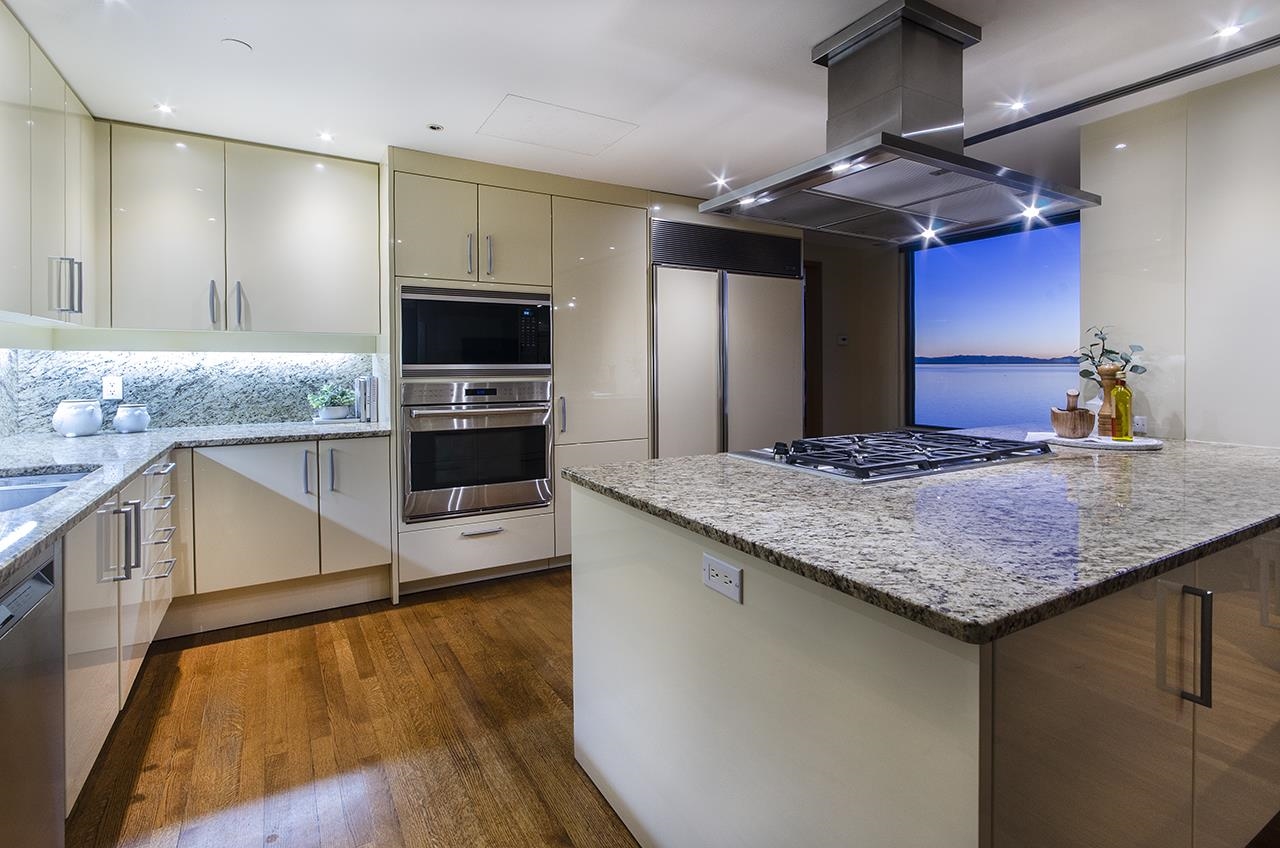 Listing image of 10 2250 BELLEVUE AVENUE
