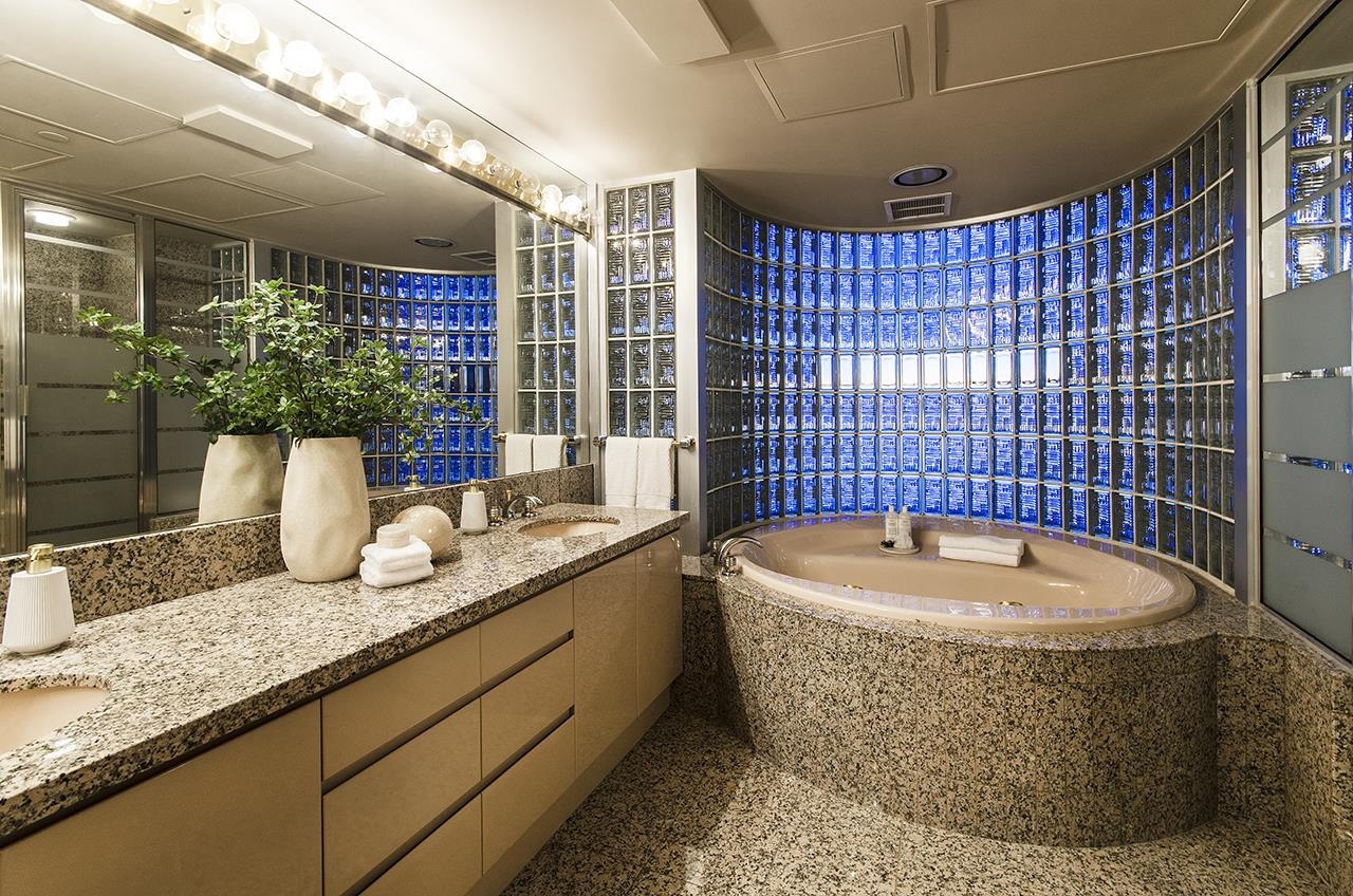 Listing image of 10 2250 BELLEVUE AVENUE