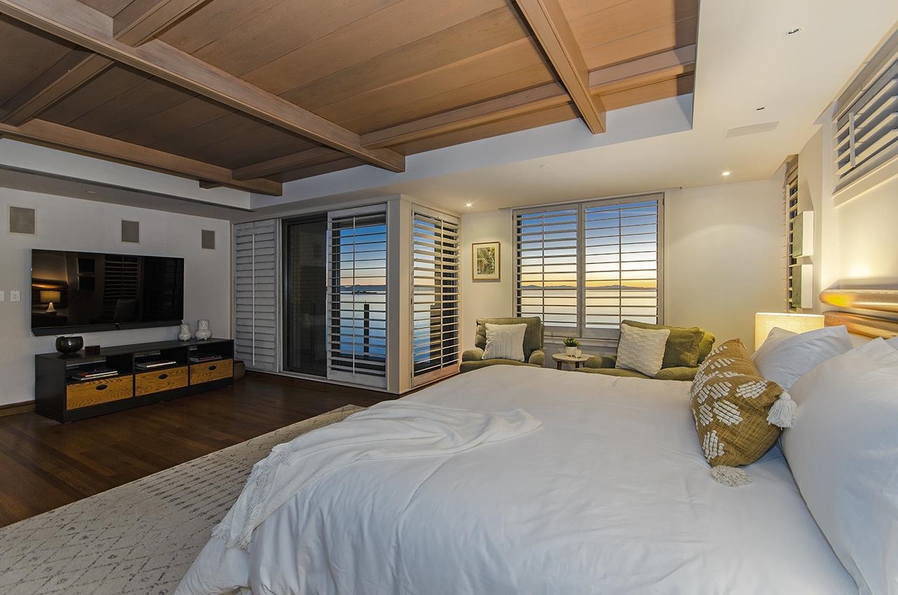 Listing image of 10 2250 BELLEVUE AVENUE