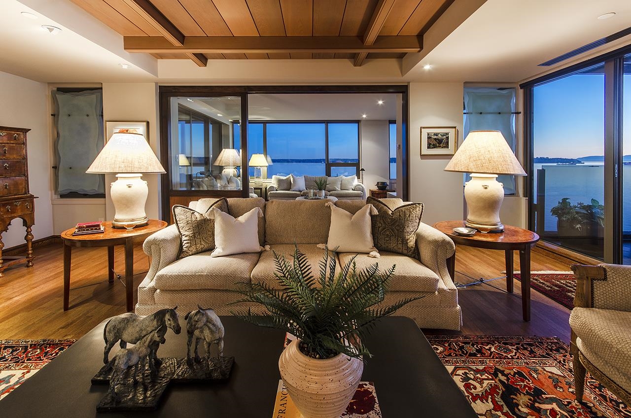 Listing image of 10 2250 BELLEVUE AVENUE