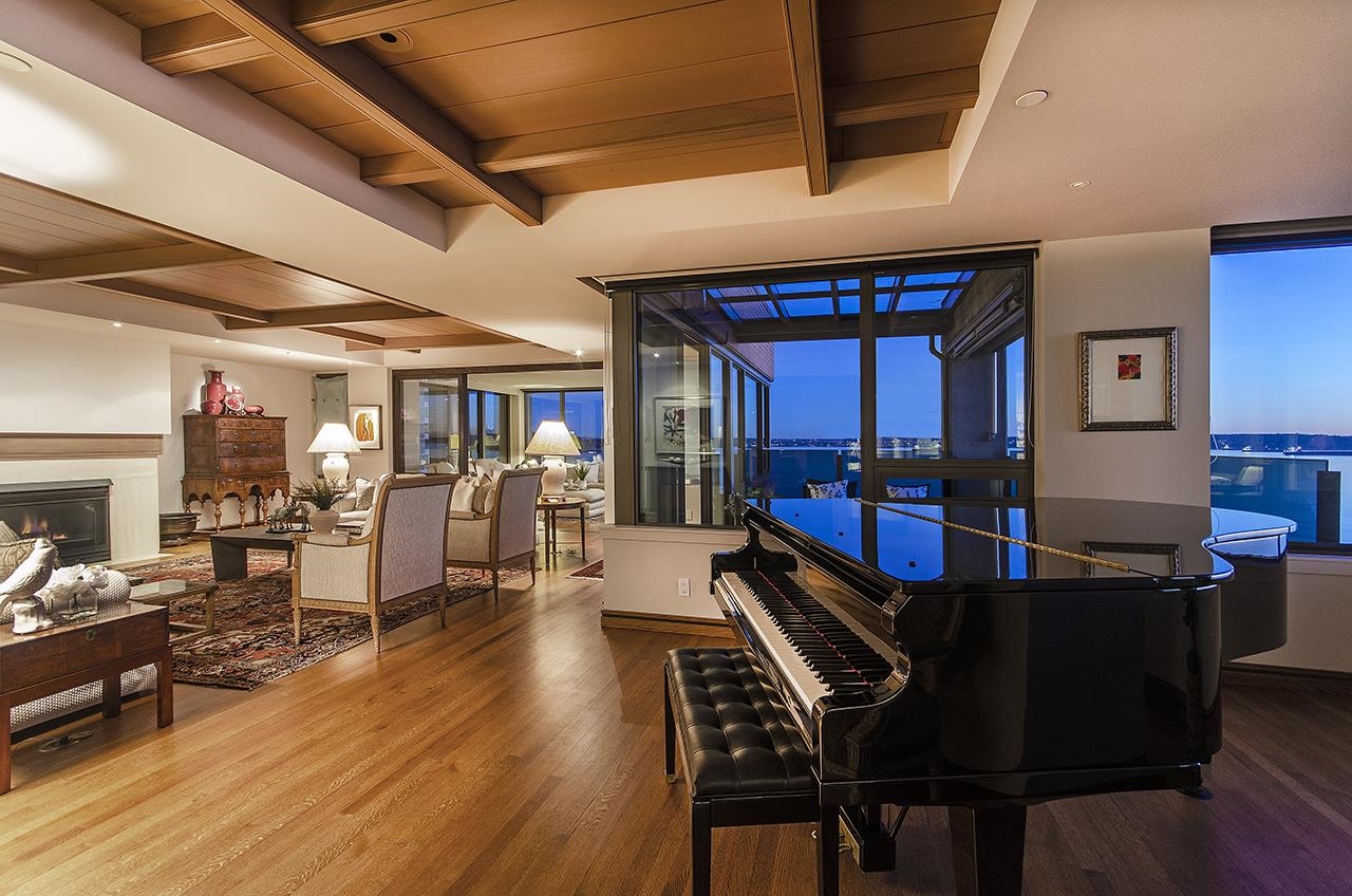 Listing image of 10 2250 BELLEVUE AVENUE
