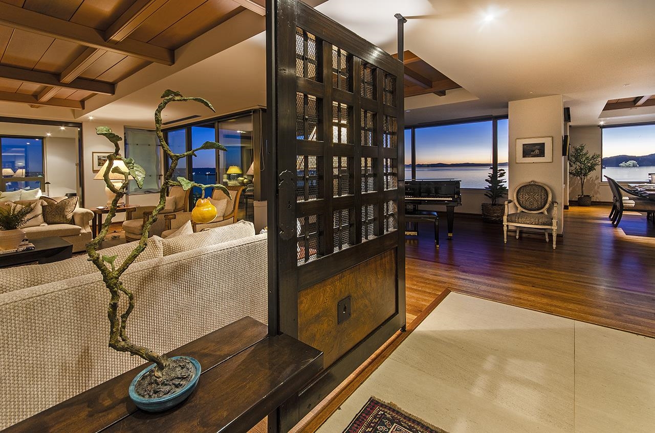 Listing image of 10 2250 BELLEVUE AVENUE