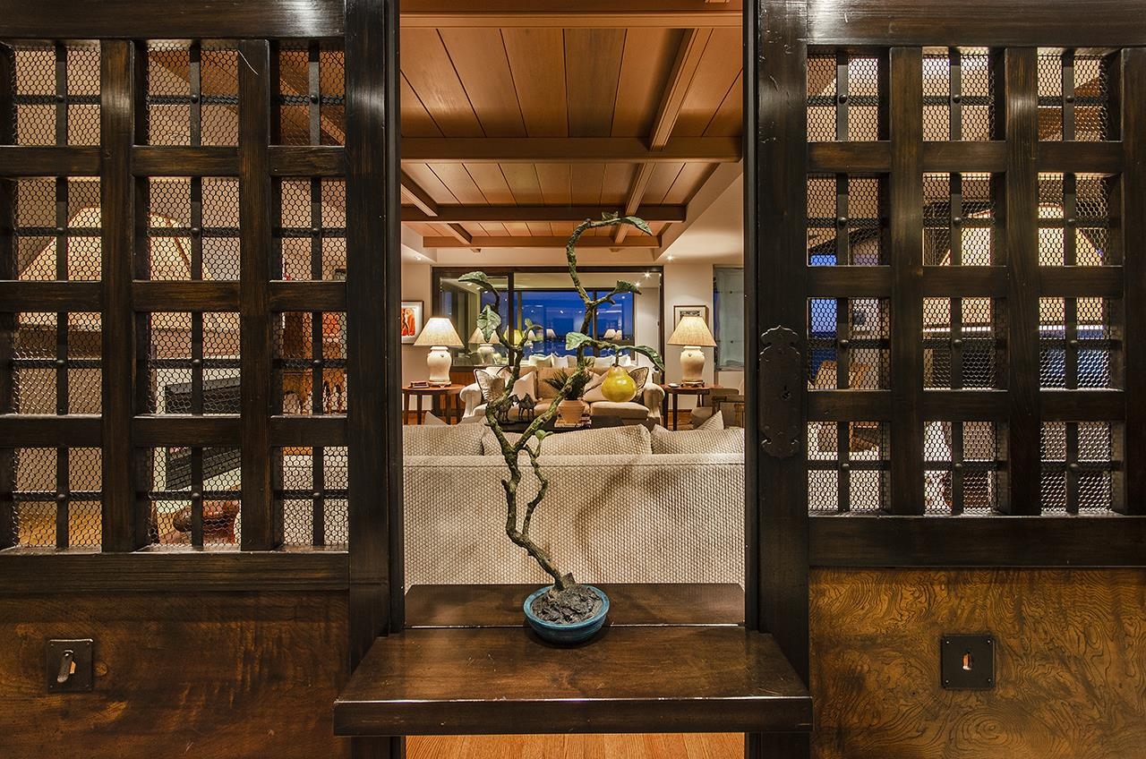 Listing image of 10 2250 BELLEVUE AVENUE