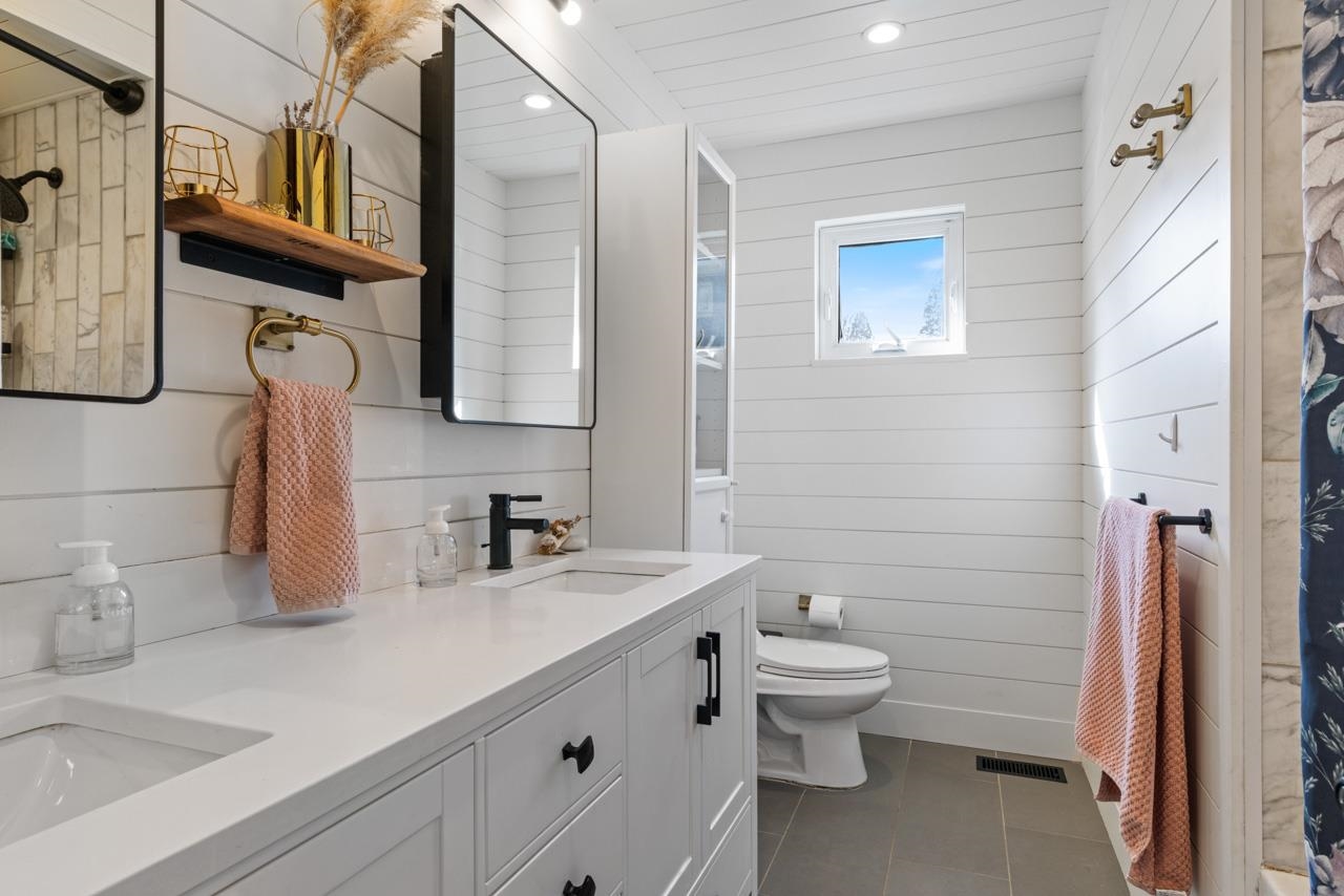 Listing image of 1110 DEEP COVE ROAD