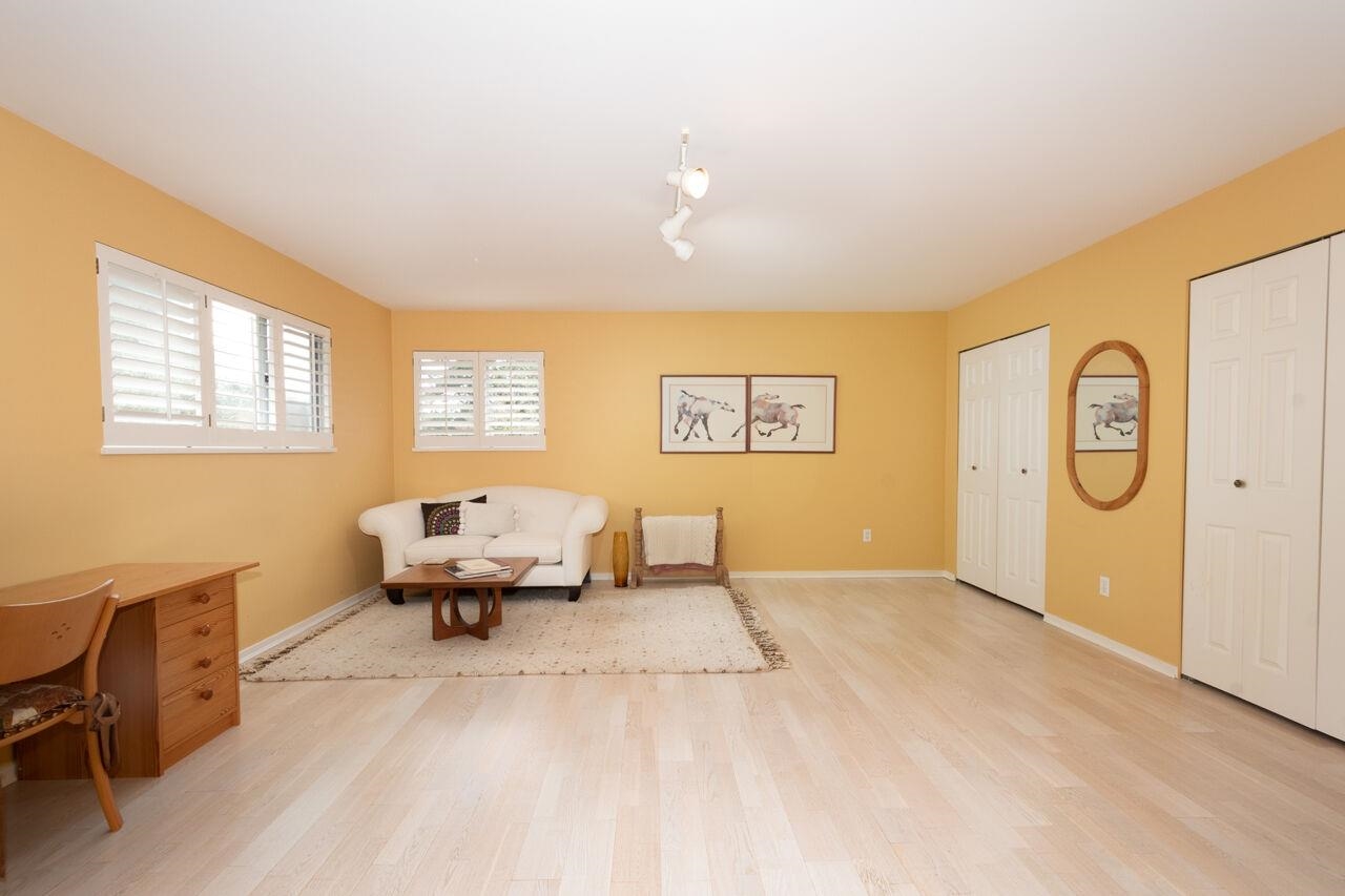 Listing image of 6739 DUFFERIN AVENUE
