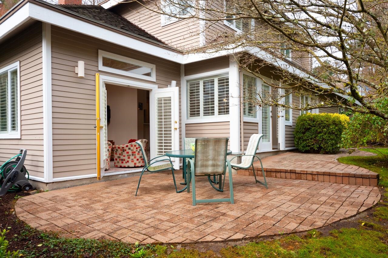 Listing image of 6739 DUFFERIN AVENUE