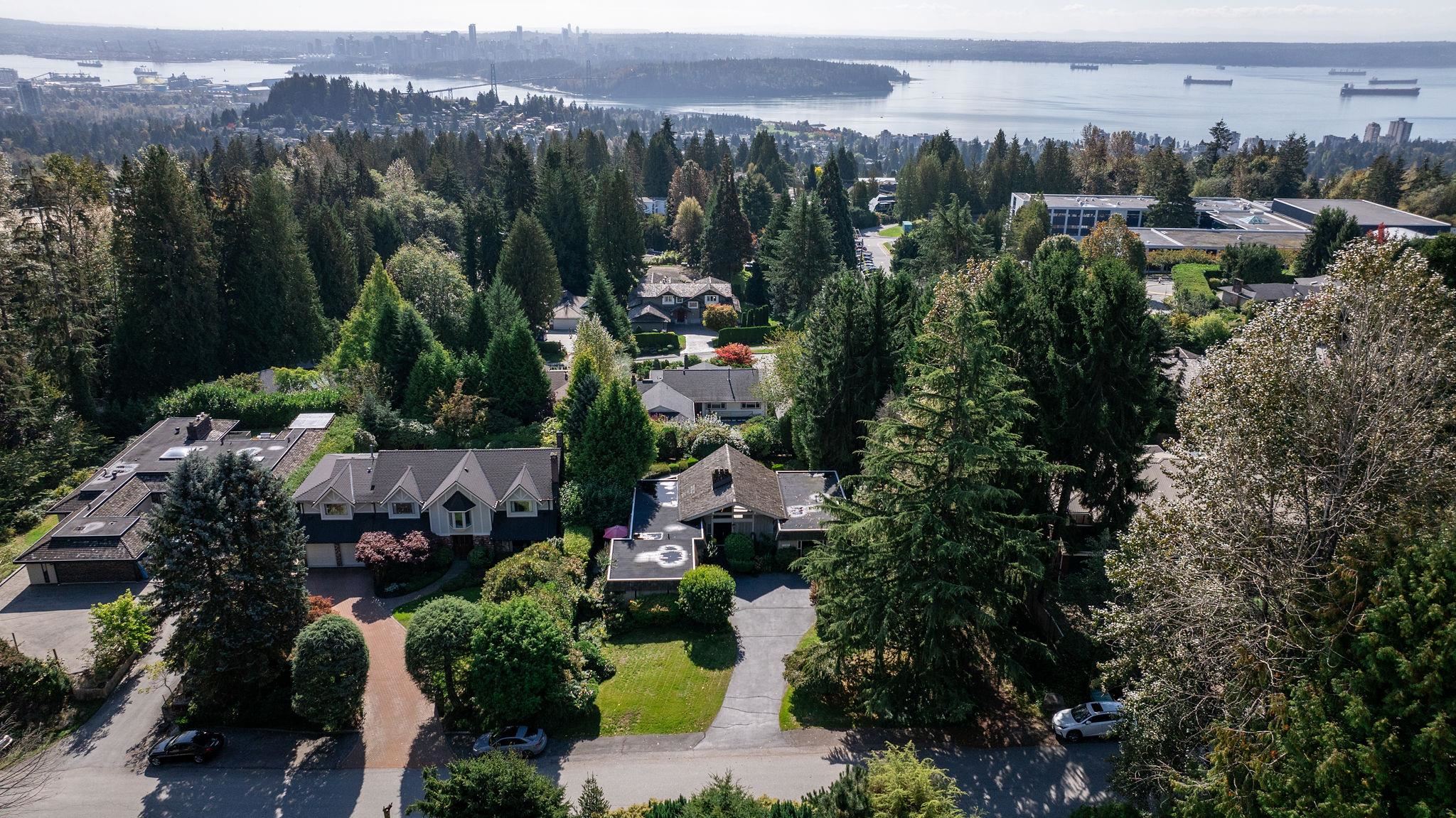 Listing image of 1192 CHARTWELL CRESCENT