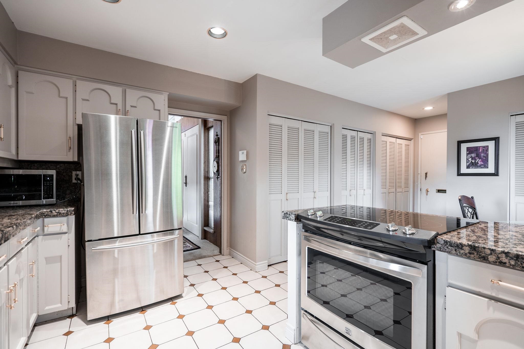 Listing image of 1192 CHARTWELL CRESCENT