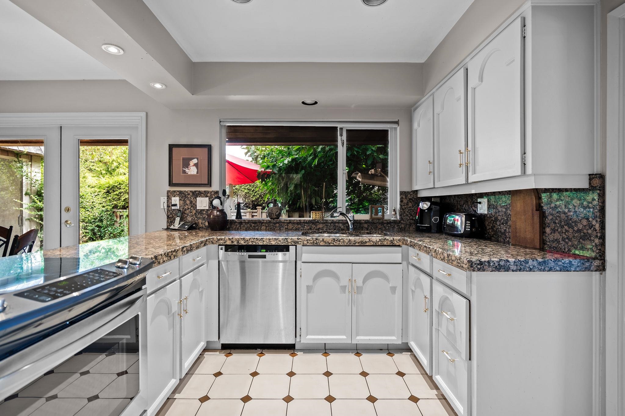 Listing image of 1192 CHARTWELL CRESCENT