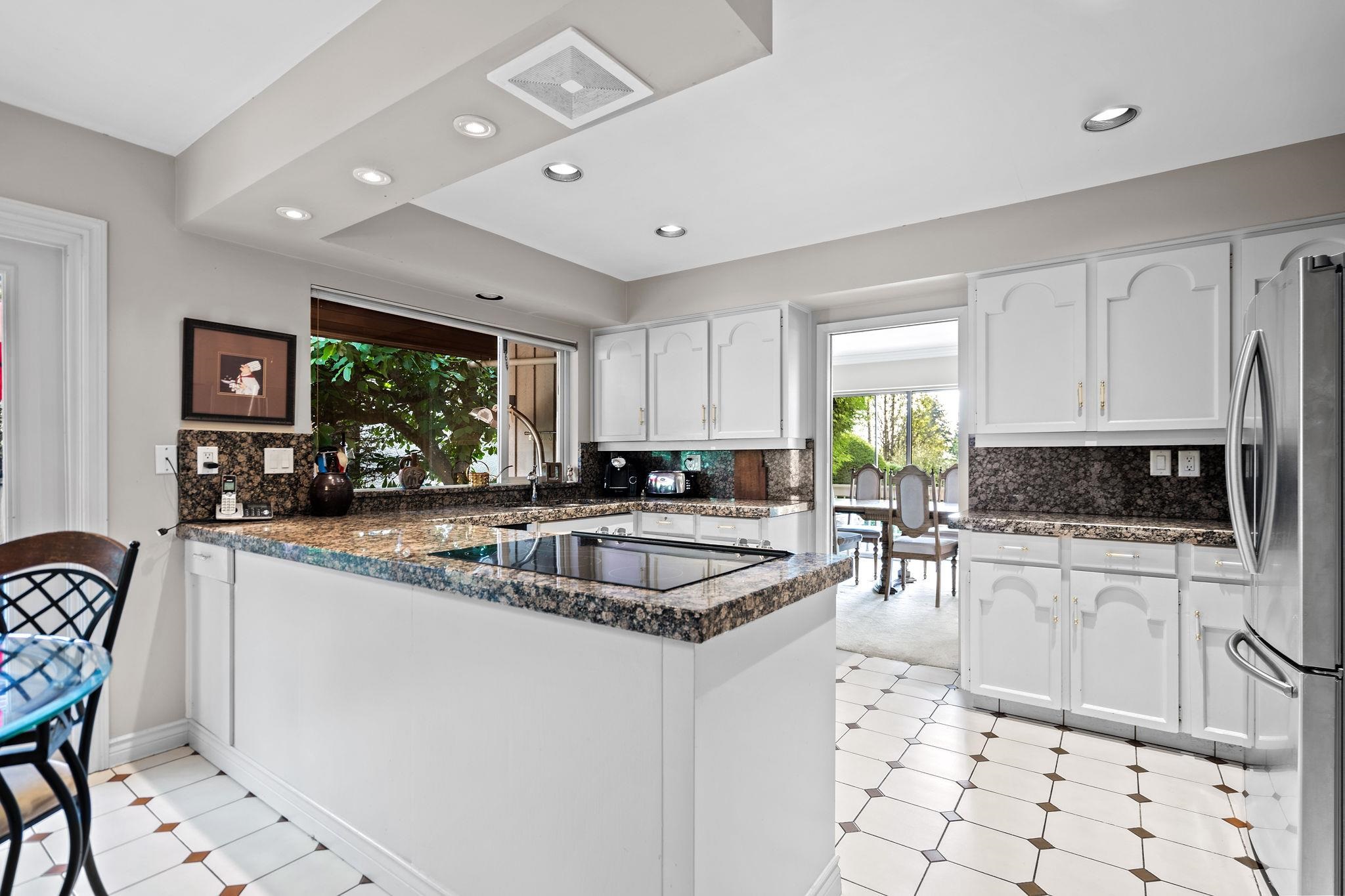 Listing image of 1192 CHARTWELL CRESCENT
