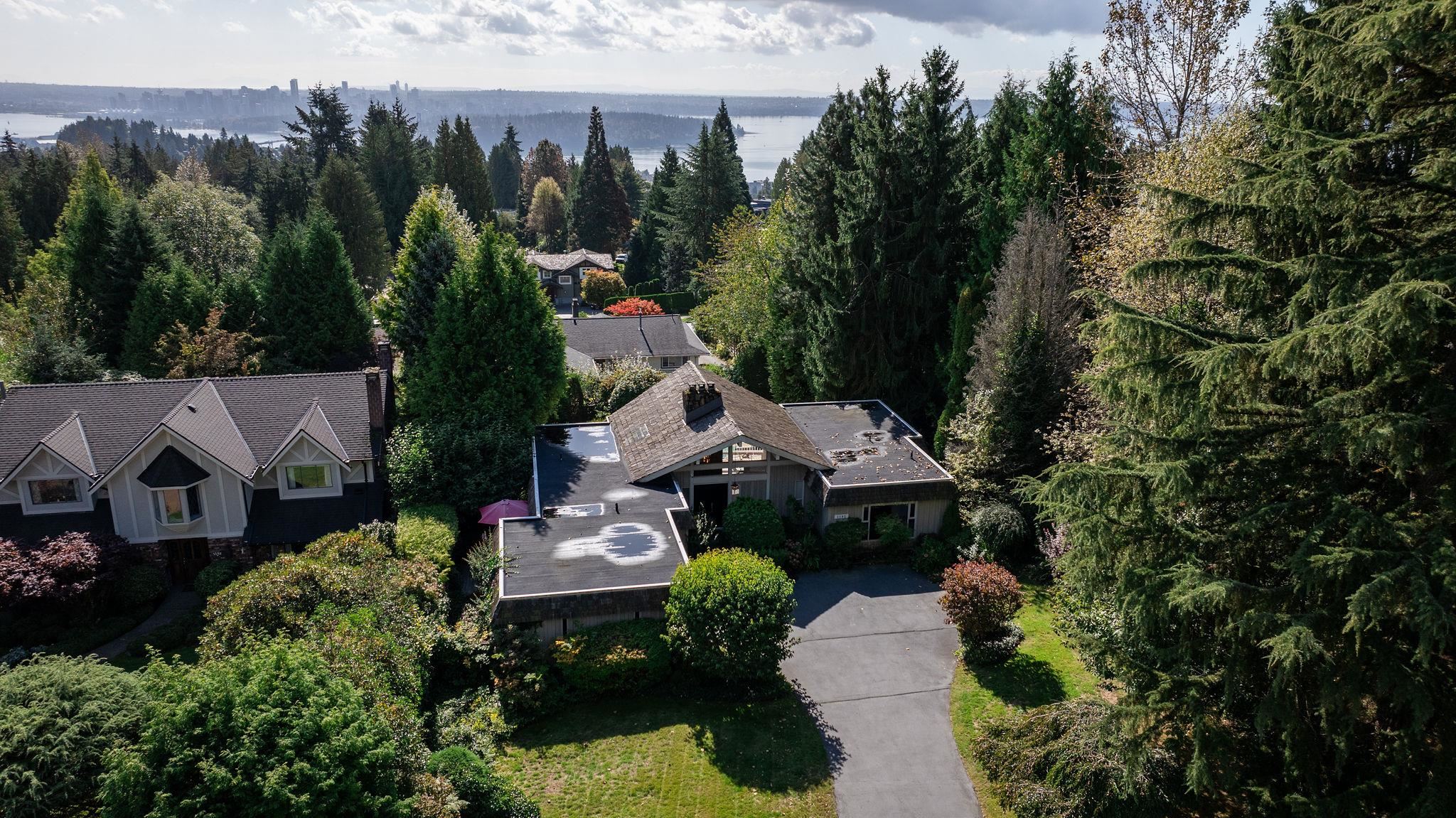 Listing image of 1192 CHARTWELL CRESCENT