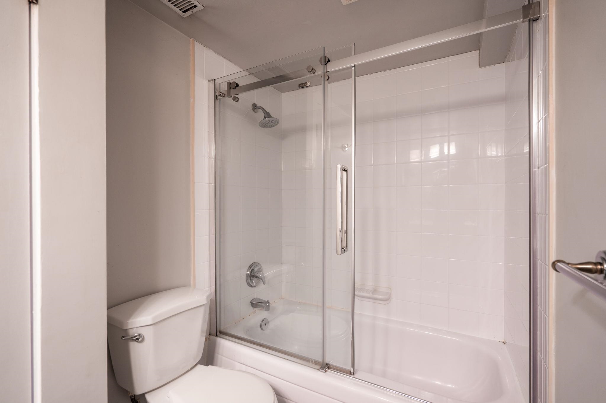Listing image of 1192 CHARTWELL CRESCENT