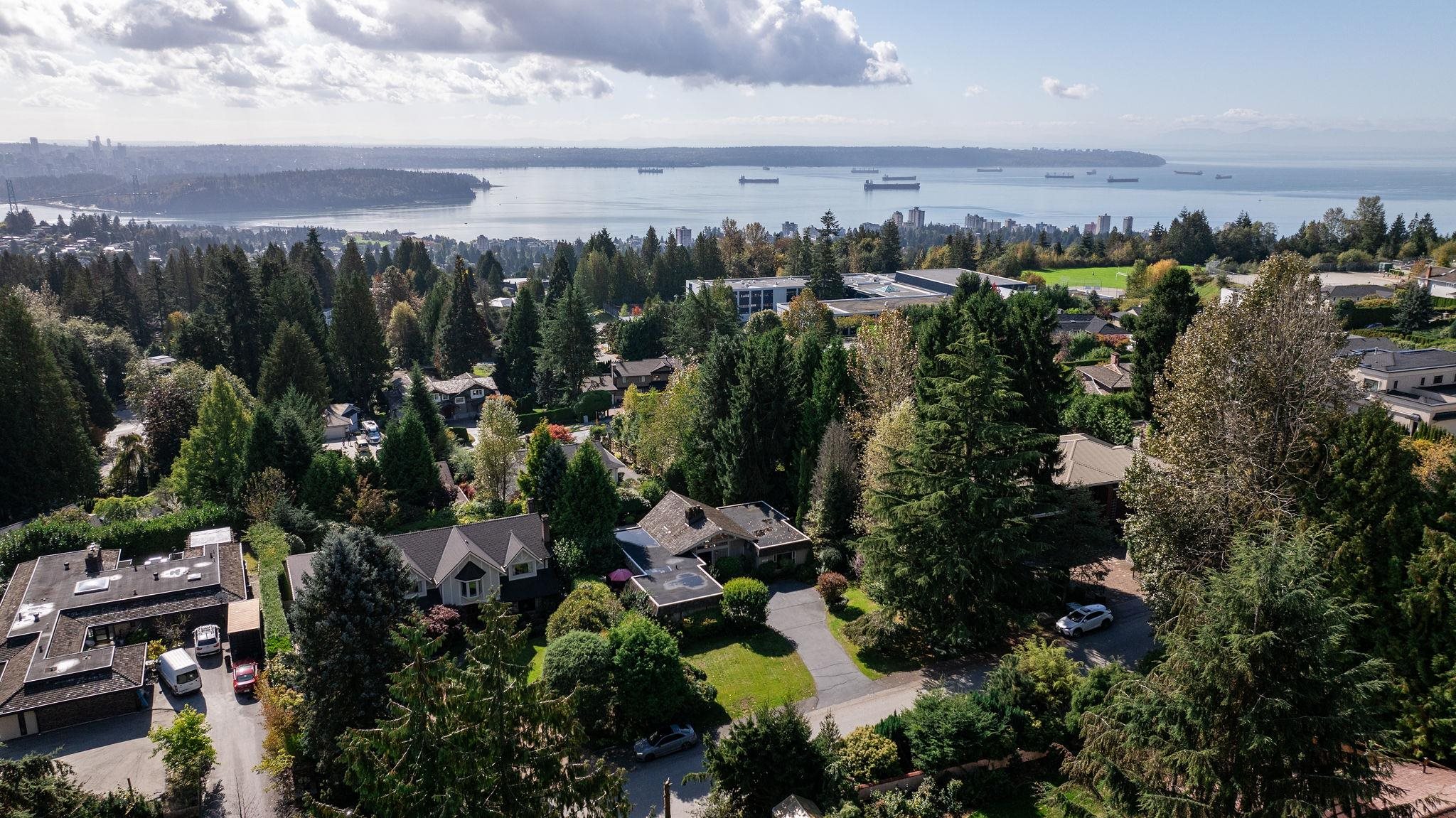 Listing image of 1192 CHARTWELL CRESCENT