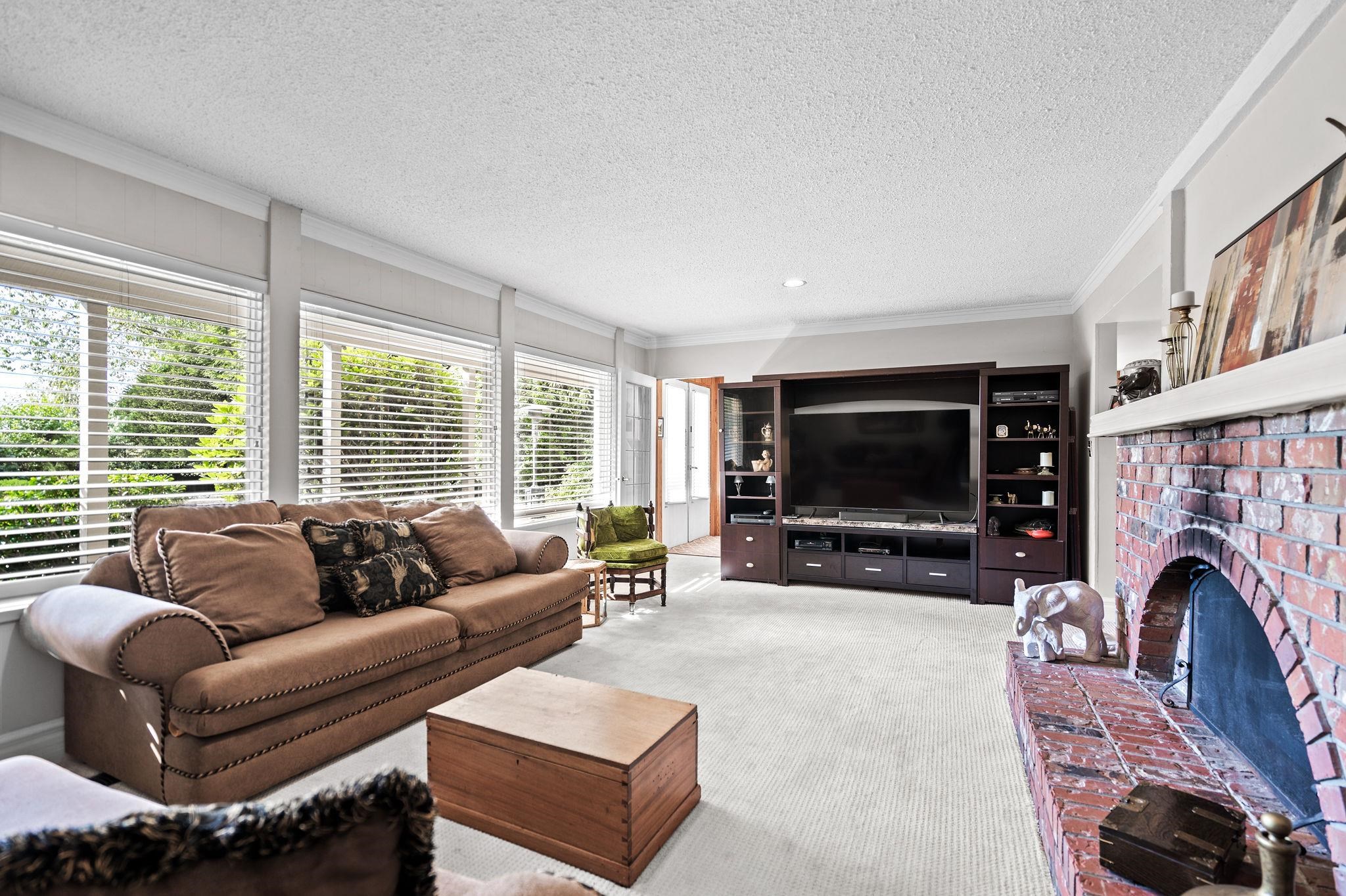Listing image of 1192 CHARTWELL CRESCENT