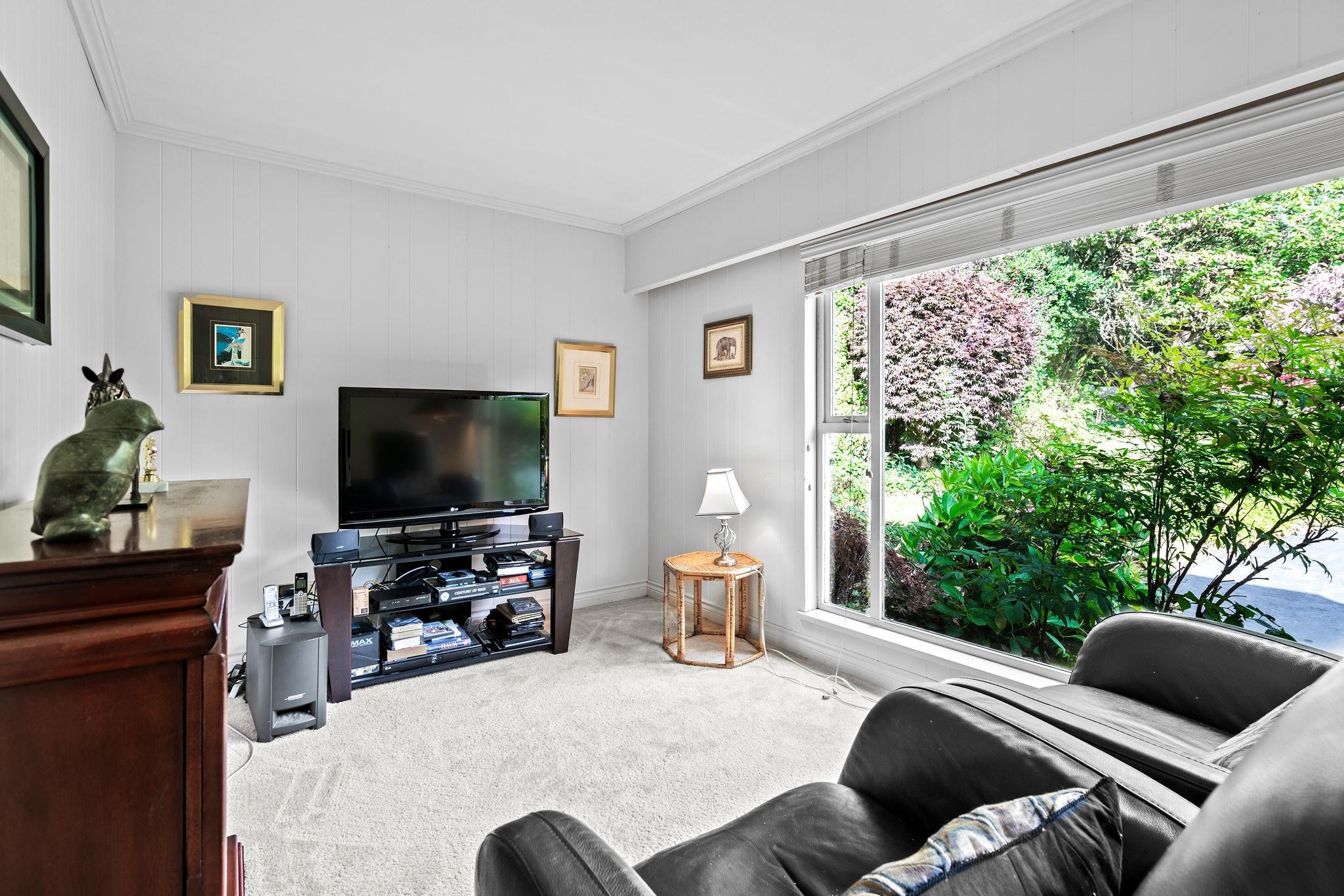 Listing image of 1192 CHARTWELL CRESCENT