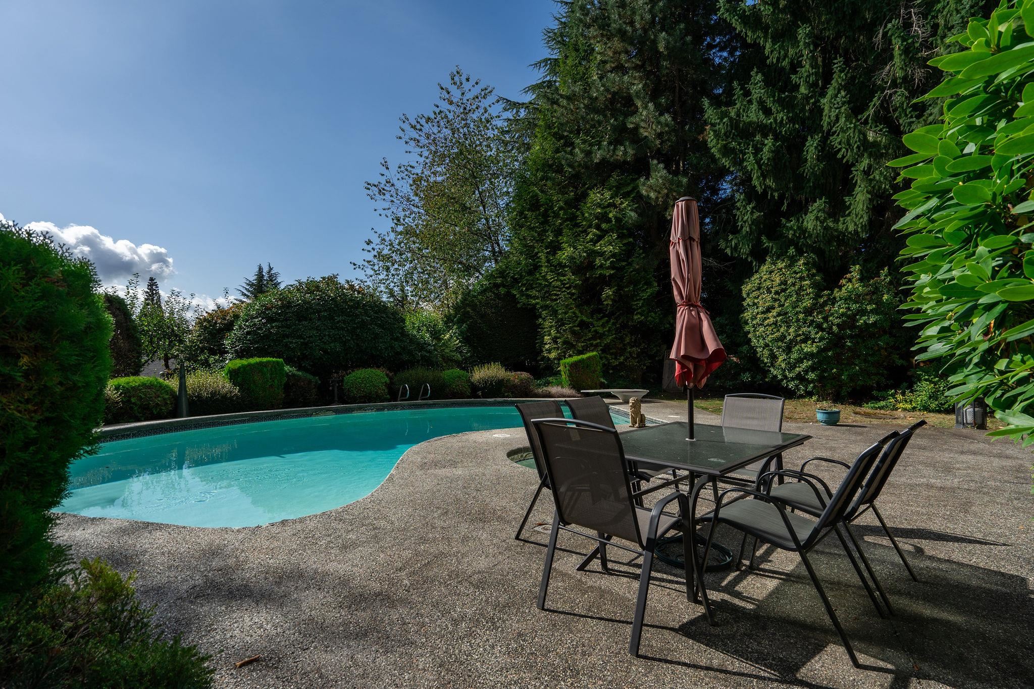 Listing image of 1192 CHARTWELL CRESCENT