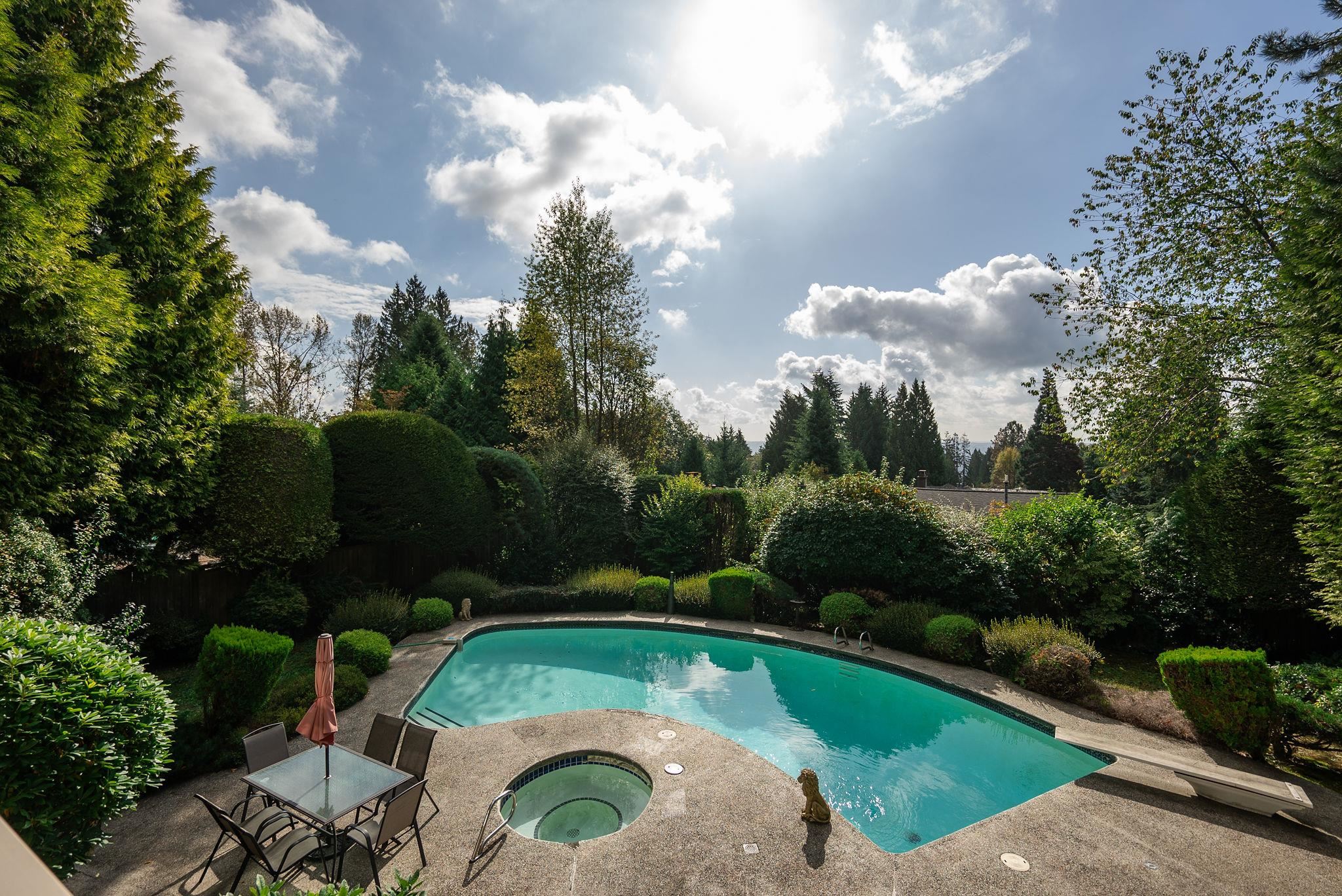 Listing image of 1192 CHARTWELL CRESCENT